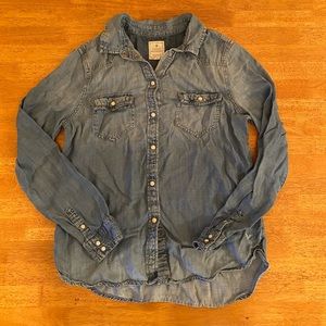 Women’s American Eagle boyfriend denim button up